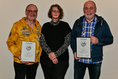 Die wiedergewählte Vorsitzende Bettina Nädele mit den Jubilaren Walter Maier und Siegmar Riede