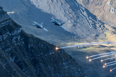FA-18C-Hornet-beim-Ausstoss-von-Flaires